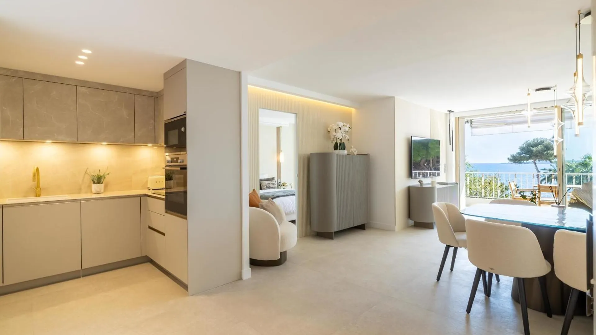 Ref 1981 - Cannes Sea View Apartment Cannes Palm Beach Francie