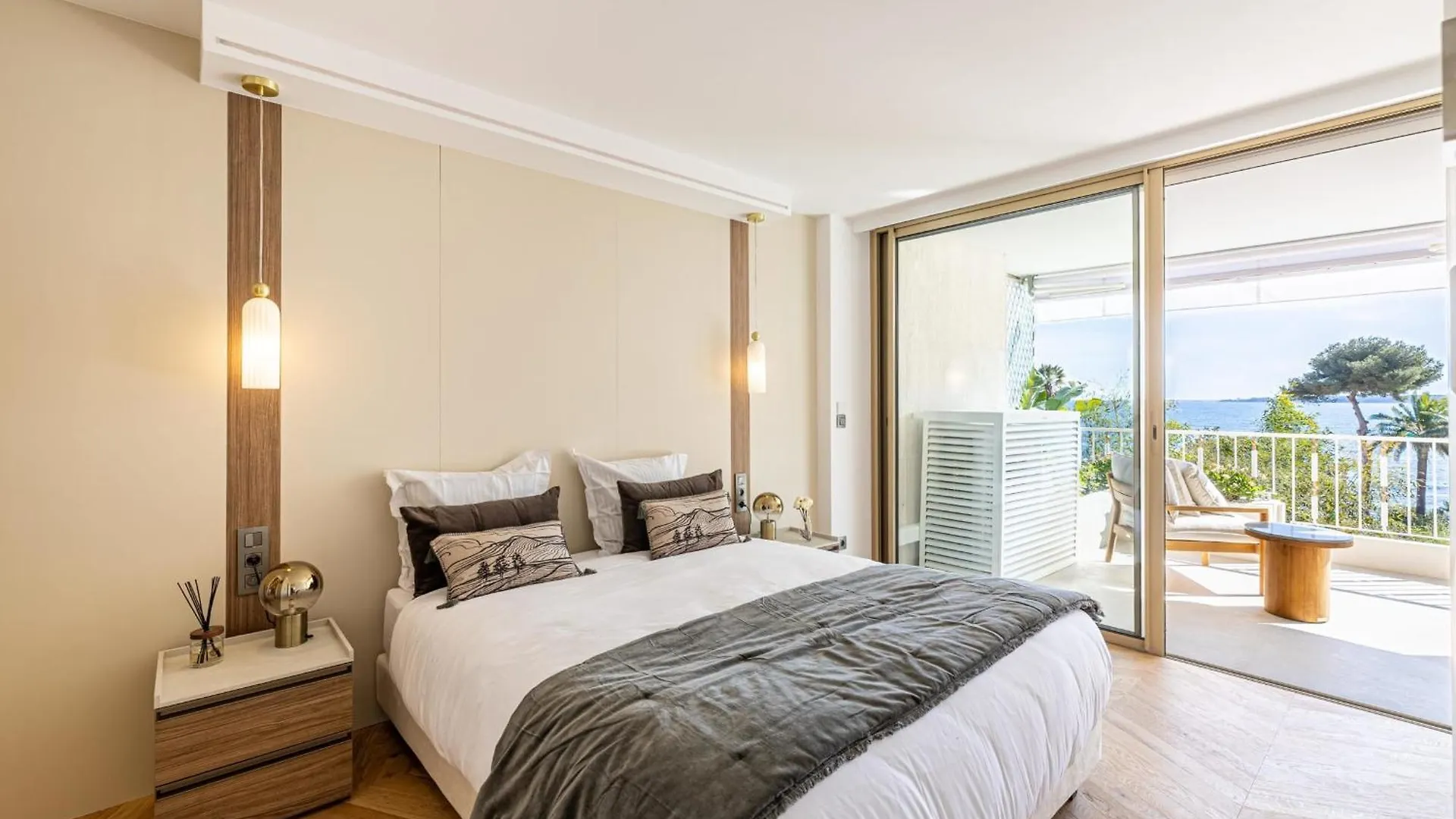 Ref 1981 - Cannes Sea View Apartment Cannes Palm Beach France
